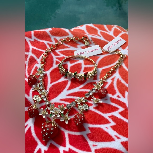 NWT ❤️🔥BETSEY JOHNSON🔥❤️ Strawberry SET - Statement Necklace & Bracelet - Picture 3 of 9